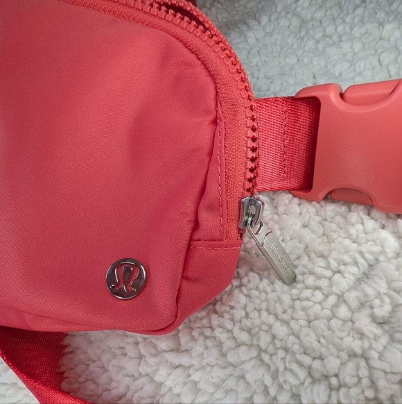 Lululemon Everywhere Belt Bag 1L in Pale Raspberry - Picture 7 of 7